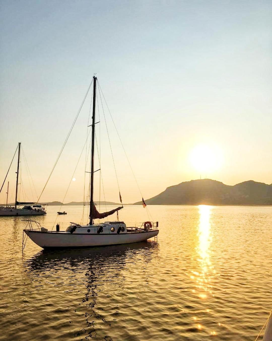 Bateau-hôtel Stlocavoile A Bord D' 1 Voilier Au Port Porto-Vecchio (Corsica)
