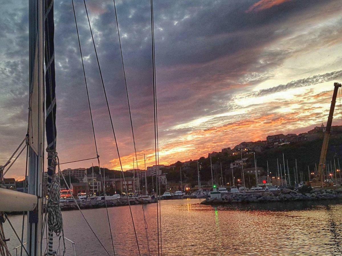 Bateau-hôtel Stlocavoile A Bord D' 1 Voilier Au Port Porto-Vecchio (Corsica)